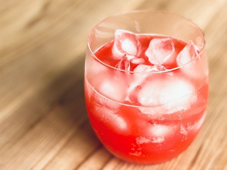 グラスにそそいだ山形食品 フルーツクラフトサイダー スイカ