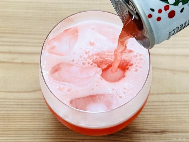 山形食品 フルーツクラフトサイダー スイカをグラスにそそいでいる様子