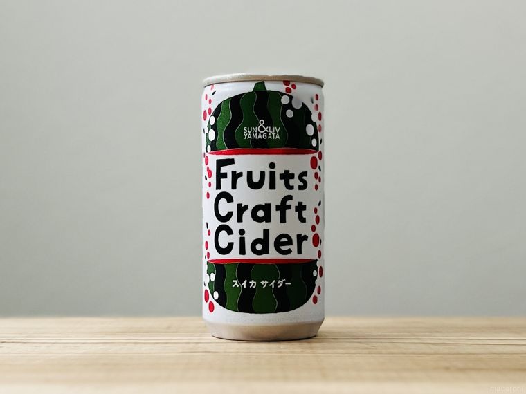 テーブルに置かれた山形食品 フルーツクラフトサイダー スイカ