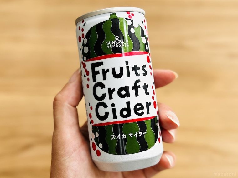 山形食品 フルーツクラフトサイダー スイカを手で持っている様子