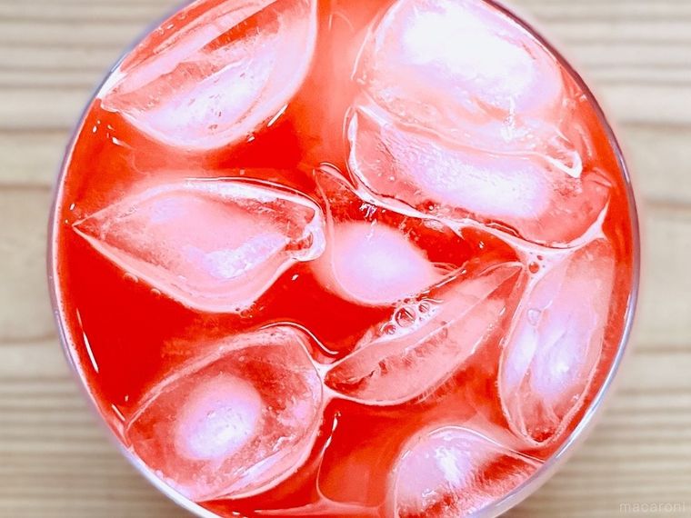 グラスにそそいだ山形食品 フルーツクラフトサイダー スイカ