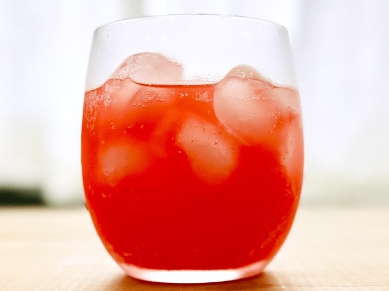 グラスにそそいだ山形食品 フルーツクラフトサイダー スイカ