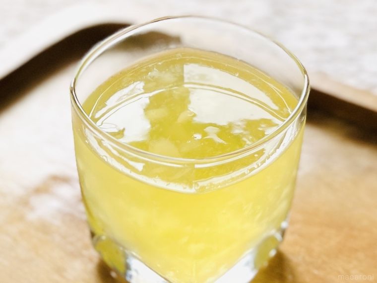 カルディのラ・フランス ゼリードリンクをグラスにそそいだ様子