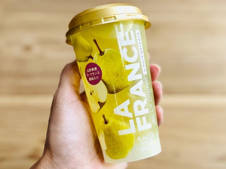 カルディのラ・フランス ゼリードリンクを手で持っている様子
