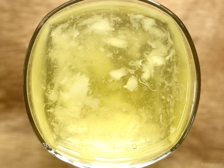 カルディのラ・フランス ゼリードリンクをグラスにそそいだ様子