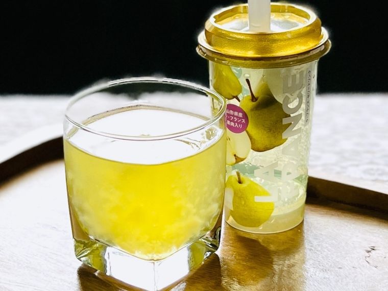 カルディのラ・フランス ゼリードリンクをグラスにそそいだ様子