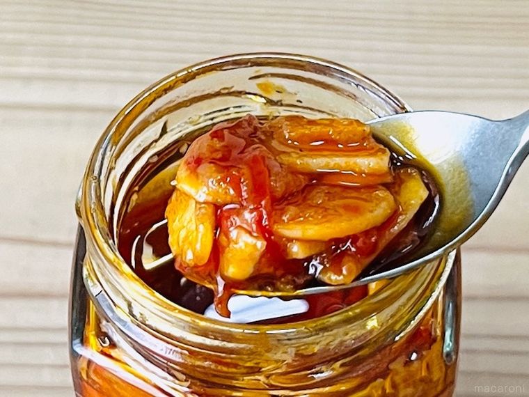 カルディの梅にんにく辣油 赤唐辛子をスプーンですくった様子