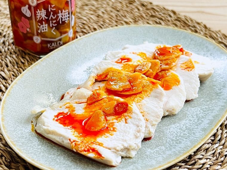 蒸し鶏に梅にんにく辣油 赤唐辛子をかけた様子