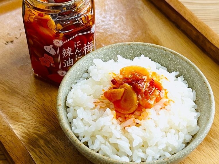 カルディの梅にんにく辣油 赤唐辛子をごはんにのせた様子
