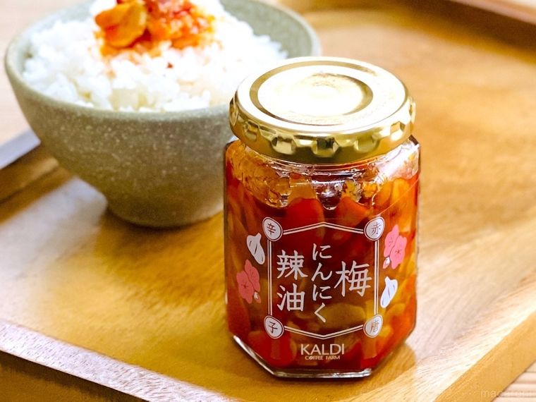 カルディの梅にんにく辣油 赤唐辛子と茶碗に盛られたごはん