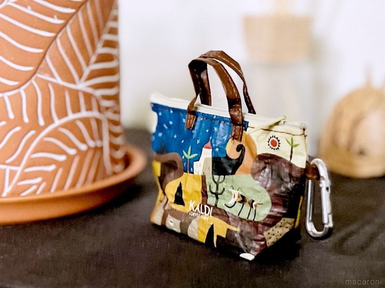 カルディ伝説柄カラビナ付きミニバッグをディスプレイした様子