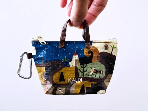 思わず2度見。カルディ新作ミニバッグがかわいいうえに意外と入る中身もおいしい