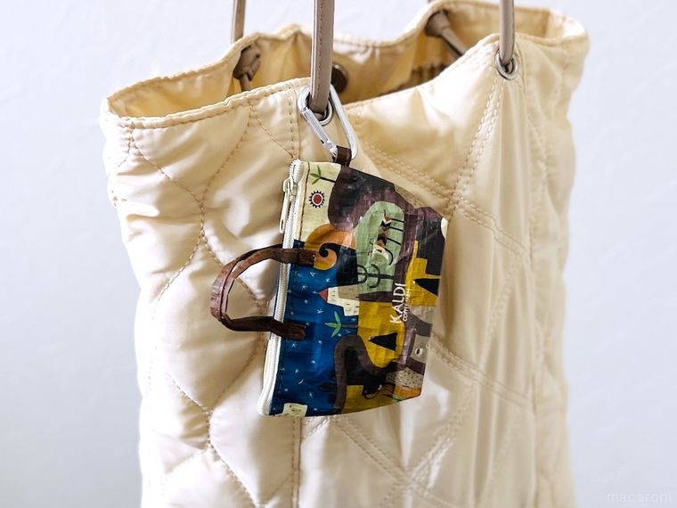 カバンにカルディ伝説柄カラビナ付きミニバッグを付けた様子