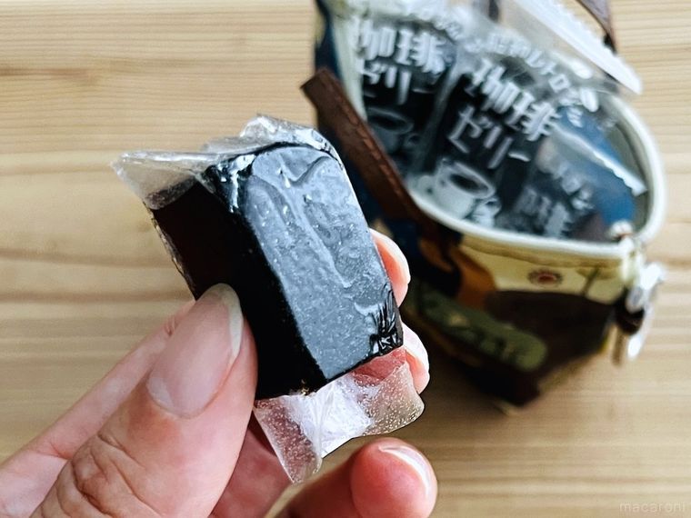 カルディの昭和レトロな珈琲ゼリーを手で持っている様子