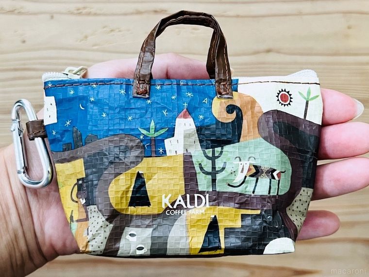 カルディ伝説柄カラビナ付きミニバッグを手のひらにのせた様子