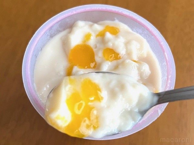 杏仁豆腐に入っている鮮やかなオレンジ色のマンゴーソース