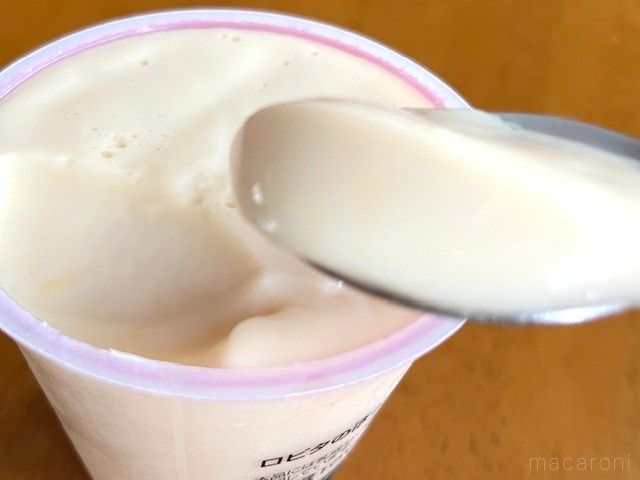 やわらかい杏仁豆腐をスプーンで食べようとしている