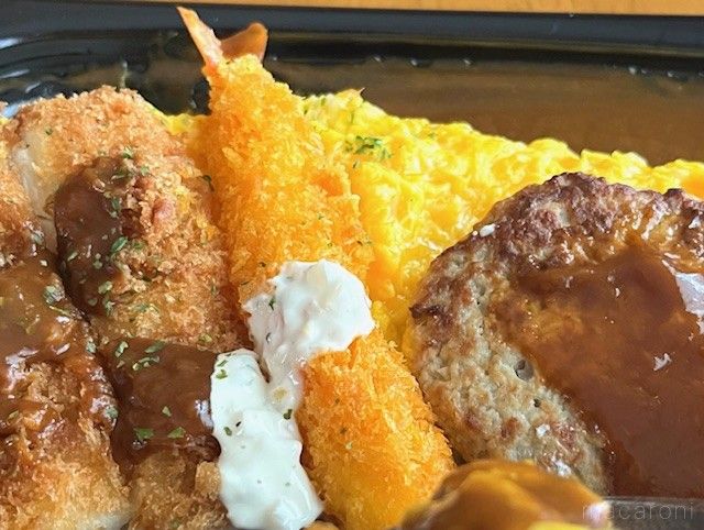 タルタルソースがたっぷりかかったエビフライがのっている