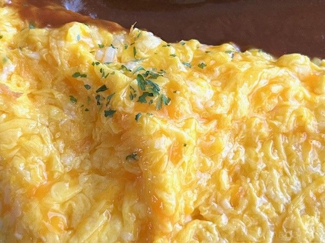 パセリをトッピングしたやわらかい半熟卵