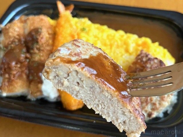 カレーライスにトッピングされたデミグラスソース付きのハンバーグ