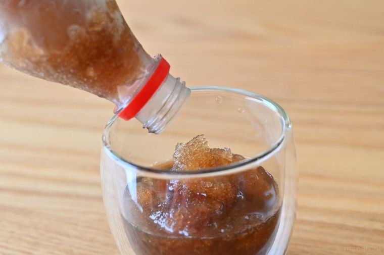 フローズンコーラをグラスに注いでいる