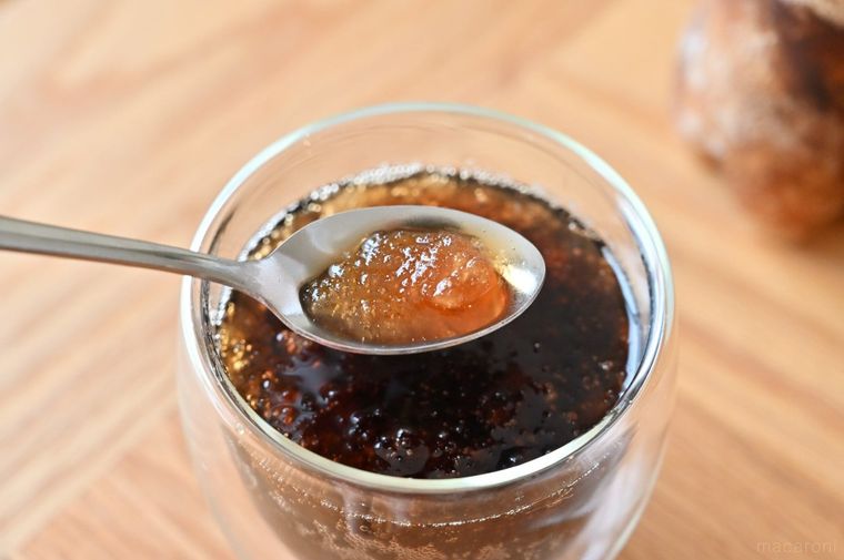 フローズンコーラの氷をスプーンですくっている