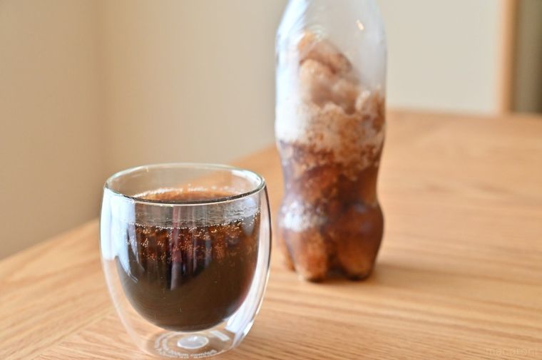 グラスに入ったコーラと凍っているペットボトルコーラ