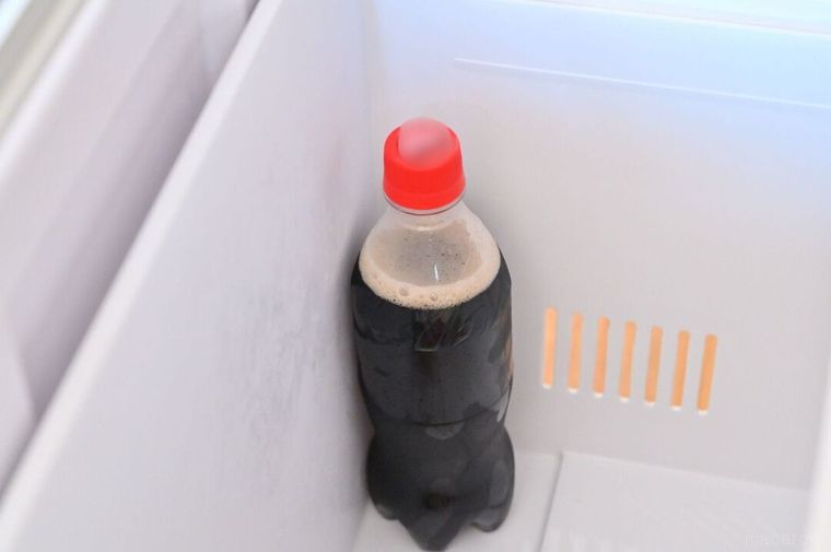 冷凍庫に入っているペットボトルコーラ