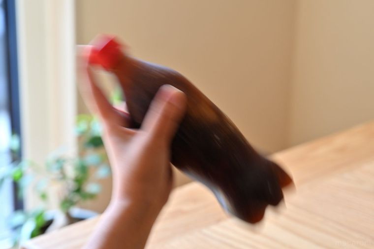 ペットボトルコーラを振っている