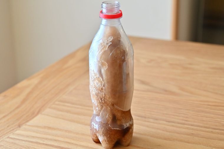 全体的に凍っているペットボトルコーラ