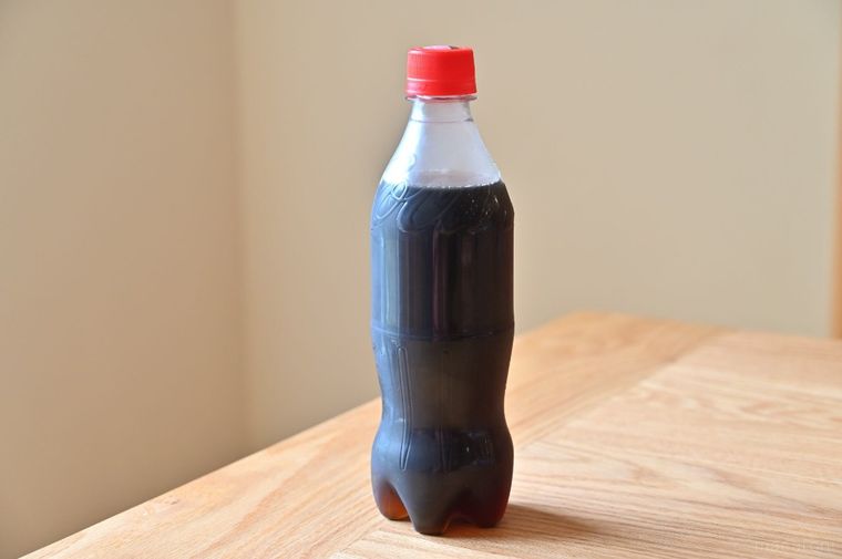 テーブルに置かれたペットボトルコーラ