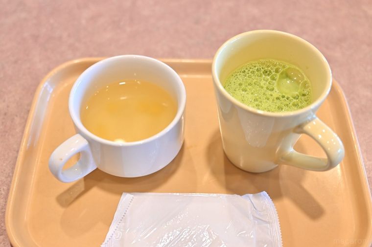 カップに入ったスープとホットドリンク