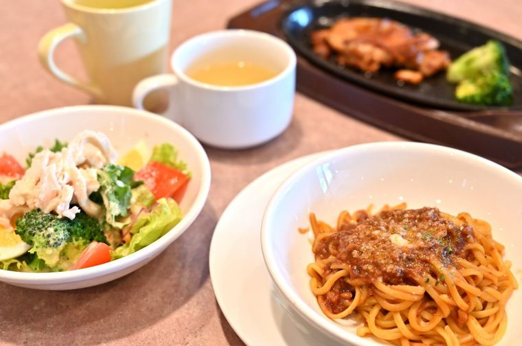 テーブルいっぱいに並んだ料理とドリンク