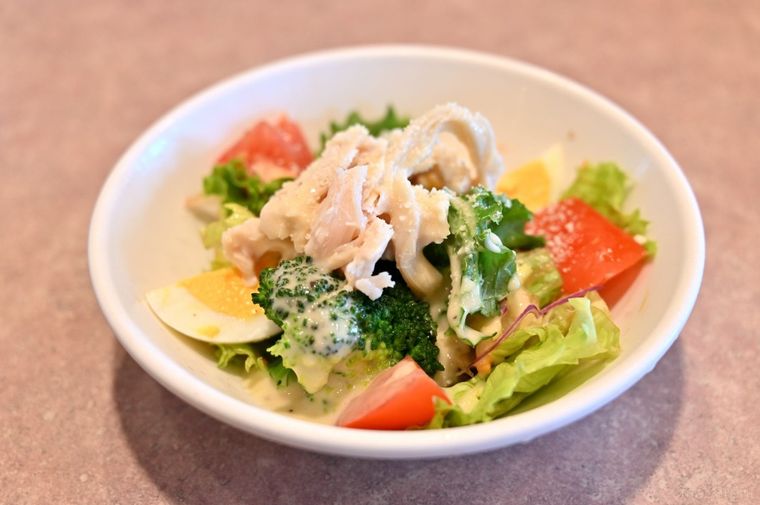 ガスト蒸し鶏とケールのサラダS