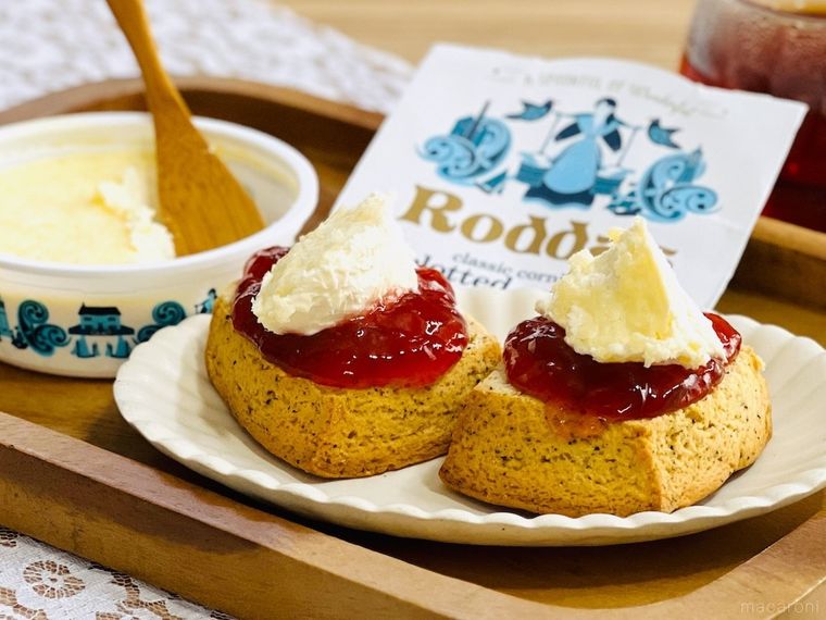 ロダスのクロテッドクリームといちごジャムがのったスコーン