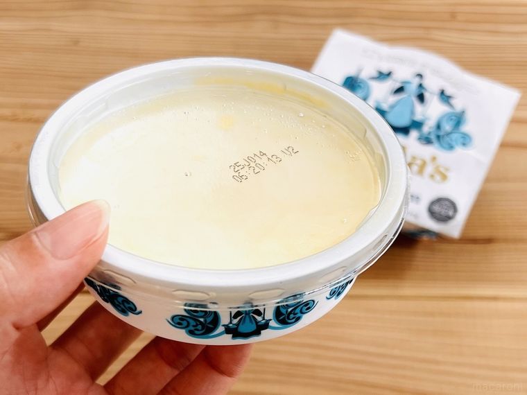 ロダスのクロテッドクリームを手で持っている様子