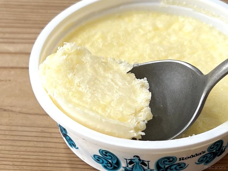 ロダスのクロテッドクリームをスプーンですくっている様子