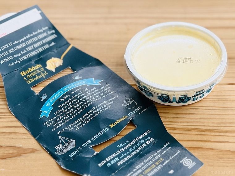 ロダスのクロテッドクリームがテーブルに置かれている様子