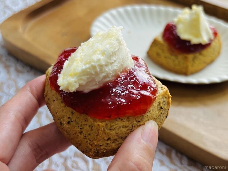 ロダスのクロテッドクリームといちごジャムがのったスコーン