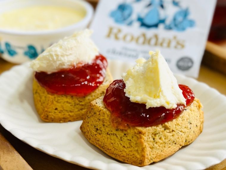 ロダスのクロテッドクリームといちごジャムがのったスコーン