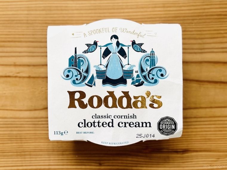 ロダスのクロテッドクリームがテーブルに置かれている様子