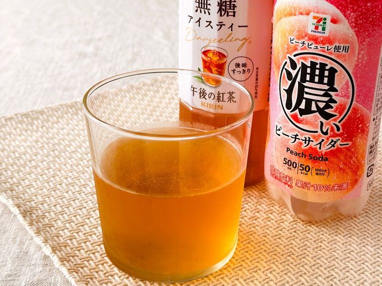  7プレミアム 濃いピーチサイダー 500mlと無糖の紅茶の混ぜた飲み物