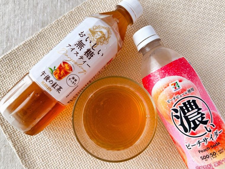 7プレミアム 濃いピーチサイダー 500mlと無糖の紅茶を混ぜた飲み物