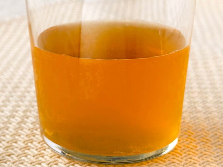 コップに入った 7プレミアム 濃いピーチサイダー 500mlと無糖の紅茶