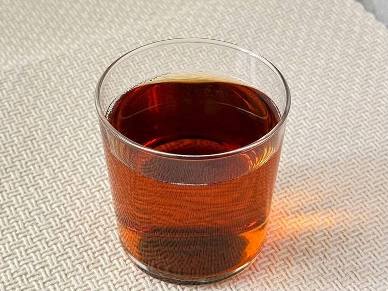 グラスにはいったサントリー白桃烏龍茶が置かれている様子