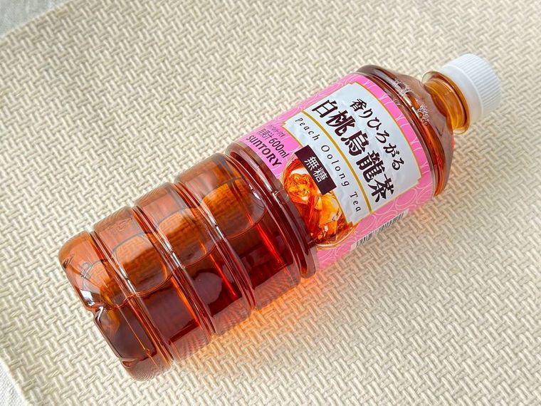 斜めに置かれたサントリー白桃烏龍茶のパッケージ