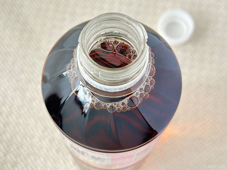 キャップのふたを開けたサントリー白桃烏龍茶が置かれている様子