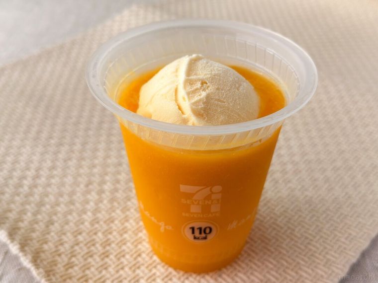 アイスクリームをのせたマンゴーマンゴースムージー