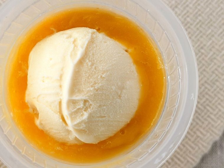 専用カップにマンゴーマンゴースムージーとアイスクリームがのっている様子