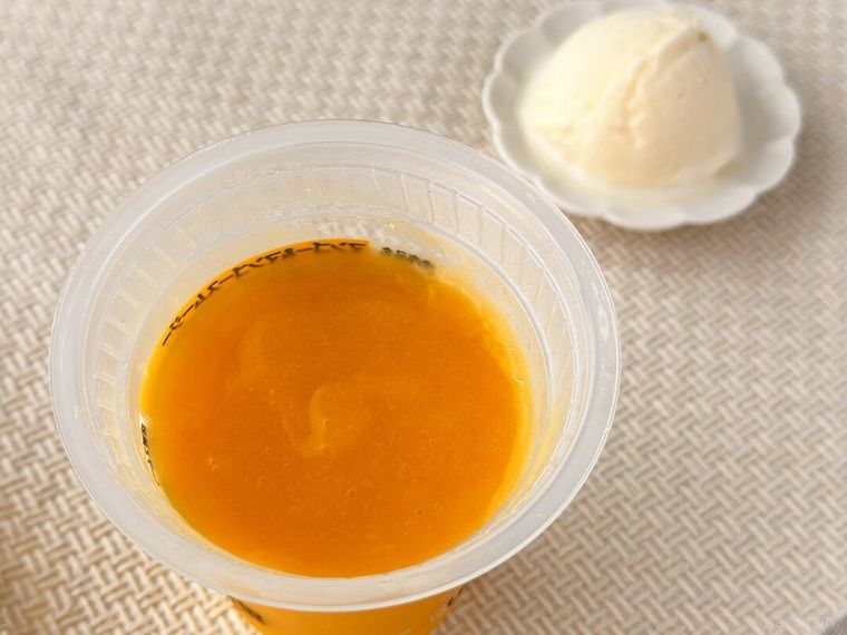 マンゴーマンゴースムージーとアイスクリームが並んでいる様子